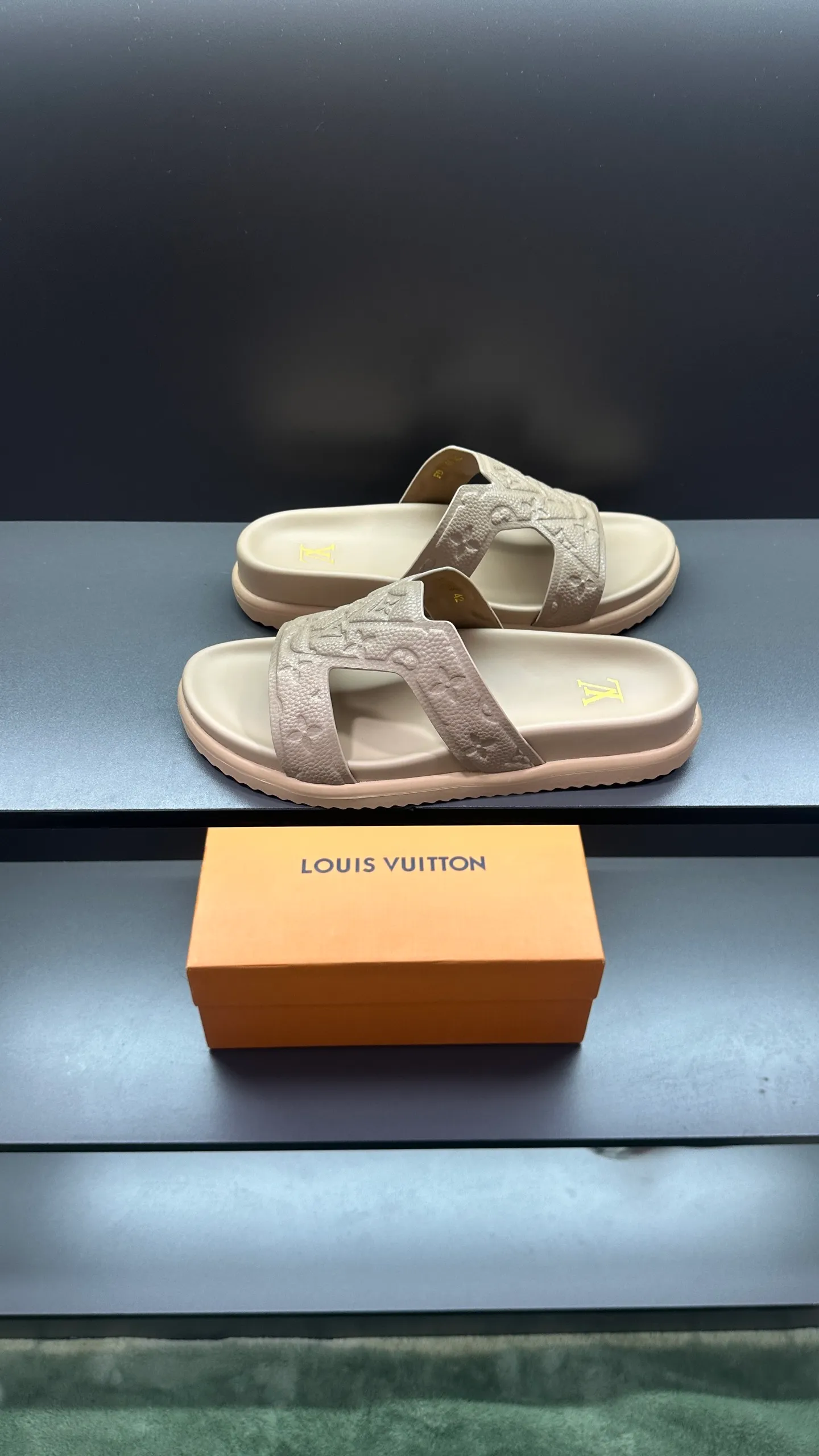 P300 🔍Top purchasing agent LV men's spring and summer slippers counter synchronized. The upper is made of cowhide fabric imported from Italy, with logo graphics and high-quality craftsmanship. The sole is: the original sole provided by the original factory. The exclusive molded sole is super comfortable. The original factory follows the order. 🔍🔍High quality. You can enter and exit the counter at will. Welcome to compare. Size 38-45
